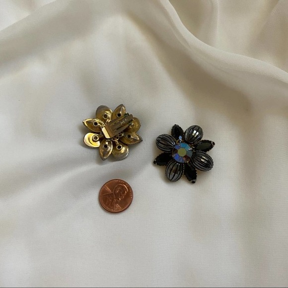VTG Gunmetal Black Iridescent Flower Clip Earrings - Picture 3 of 9